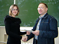 Вручение свидетельства стипендиата Тараскиной Анне (Лучшей девушке в Computer Science)